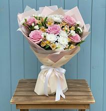 Букет цветов из:  Гвоздики, Орхидеи и Розы в Лангепасе