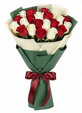 Букет Микс из красных и белых роз в Лангепасе