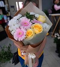 Букет цветов из:  Герберы, Розы и Хризантемы в Лангепасе
