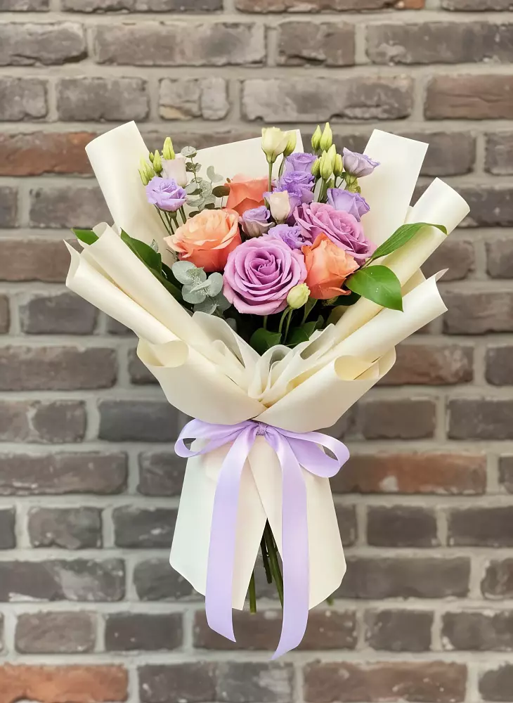 Букет цветов из: Лизиантусы и Розы в Лангепасе