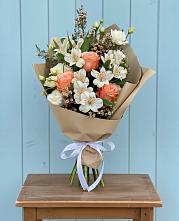 Букет цветов из:  Альстромерии, Лизиантусы, Розы и Хризантемы в Лангепасе