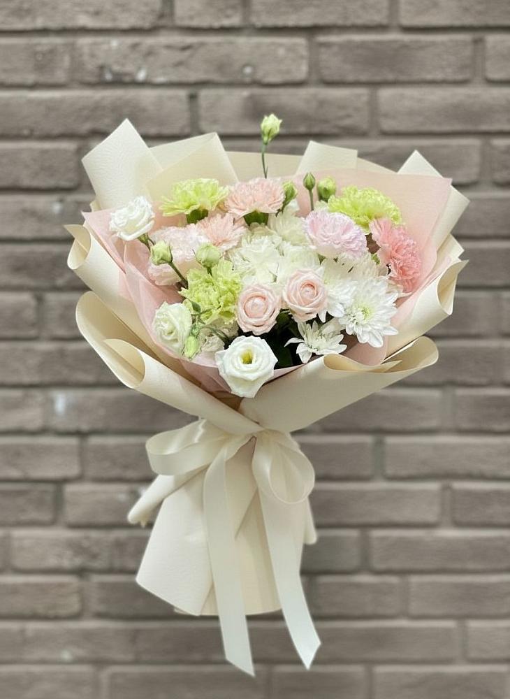 Букет цветов из: Гвоздики, Розы, Лизиантусы и Хризантемы в Лангепасе