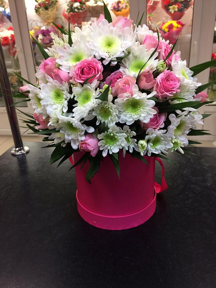 Цветочная композиция из Розы и Хризантемы в шляпной коробке в Лангепасе