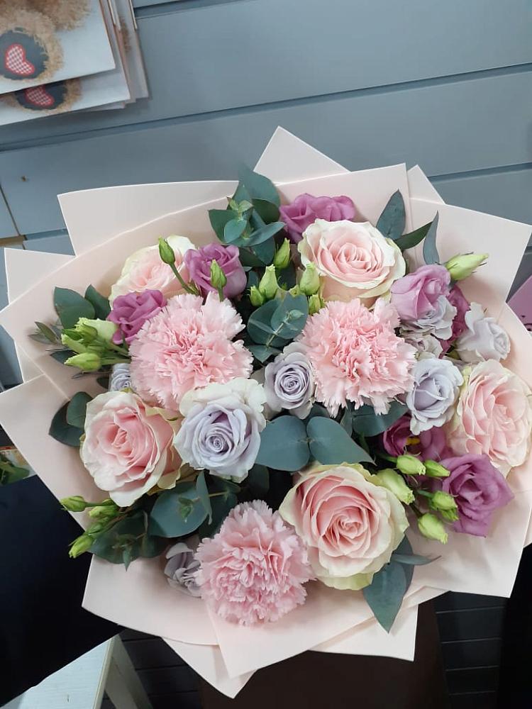 Букет цветов из: Розы, Гвоздики и Лизиантусы в Лангепасе