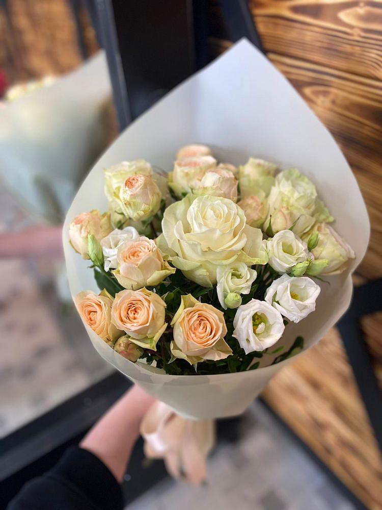 Букет цветов из: Розы и Лизиантусы в Лангепасе